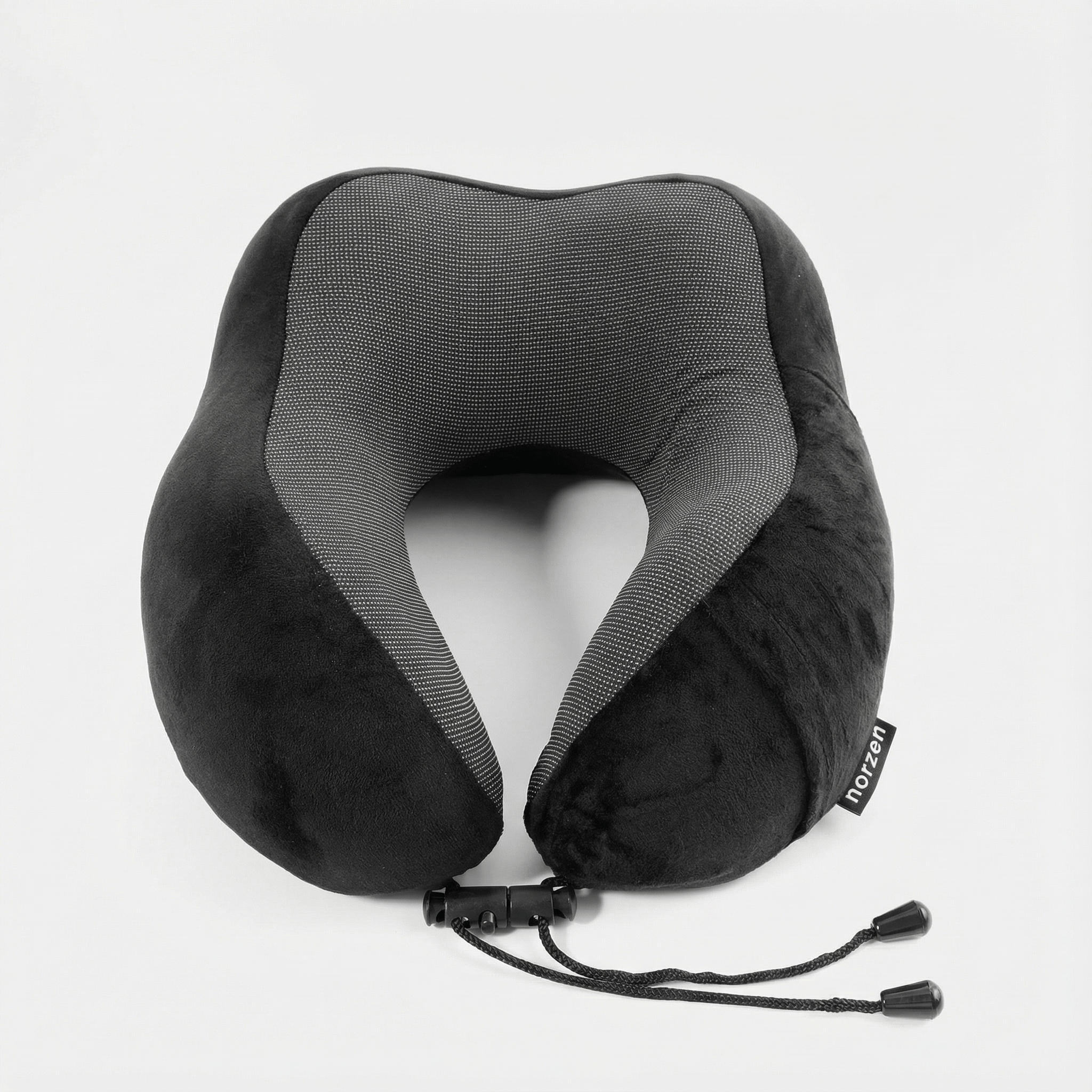 Norzen reisepute i skrå vinkel som viser ergonomisk form og buet støtte for nakke og skuldre