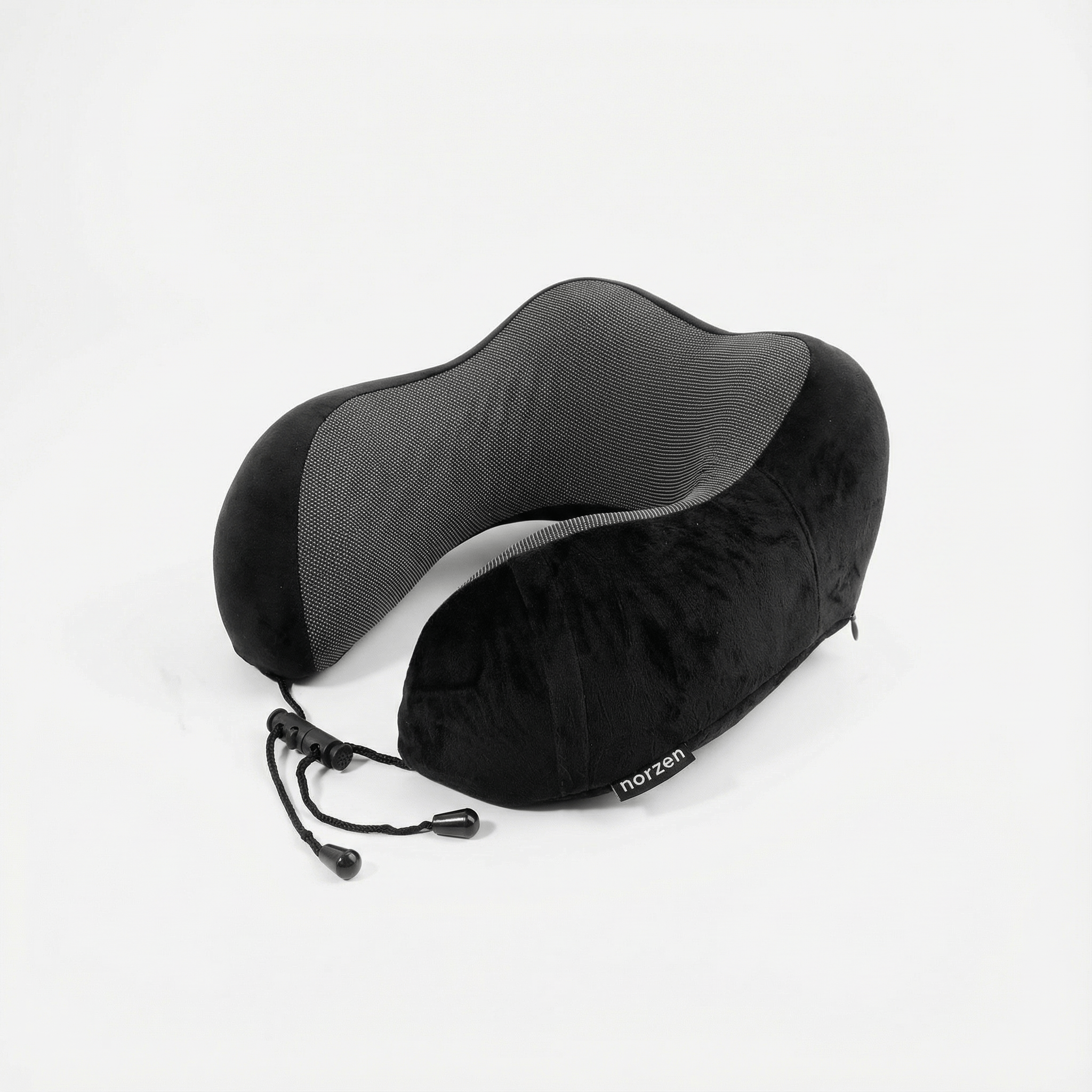 Norzen reisepute i skrå vinkel som viser ergonomisk form og buet støtte for nakke og skuldre